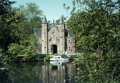 808220 Gezicht op het poortgebouw van het kasteel Nijenrode (Straatweg 25) te Breukelen, met op de voorgrond de Vecht.